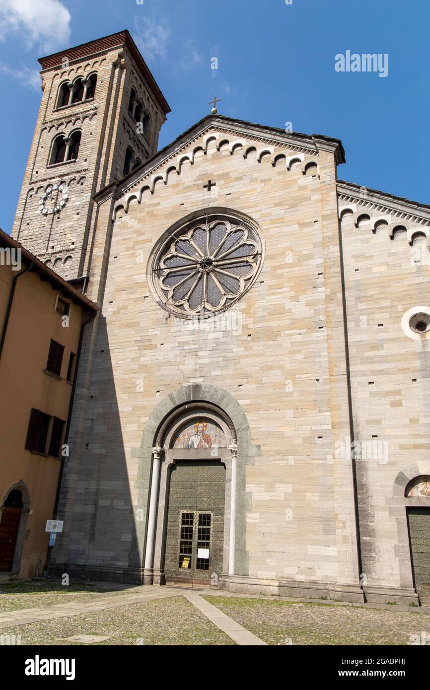 Como, Italien - juli 29 2021 - St. Fedele Platz und die Kirche Stockfoto