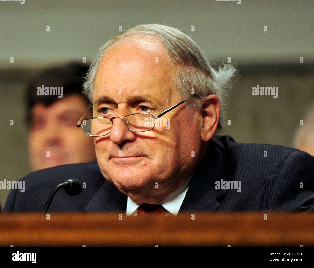 Washington, Vereinigte Staaten Von Amerika. Juni 2010. Der Senator der Vereinigten Staaten, Carl Levin (Demokrat von Michigan), fragt General David H. Petraeus, US-Armee, während der Anhörung des Armed Services Committee des US-Senats zu seiner Ernennung zum Kommandeur der International Security Assistance Force und Kommandeur der US-Streitkräfte in Afghanistan am Dienstag in Washington, DC, 29. Juni 2010.Quelle: Ron Sachs/CNP/Sipa USA Quelle: SIPA USA/Alamy Live News Stockfoto