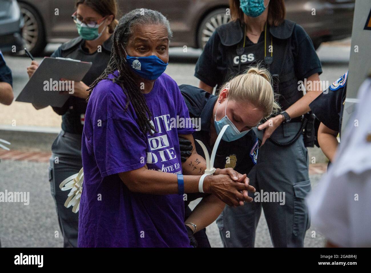 Washington, Vereinigte Staaten Von Amerika. Juli 2021. Aktivisten werden während eines Protestes für Wahlrechte in Washington, DC, am Donnerstag, den 29. Juli, vor dem Gebäude des Senatsbüros von Hart verhaftet. 2021. Kredit: Rod Lampey/CNP/Sipa USA Kredit: SIPA USA/Alamy Live News Stockfoto