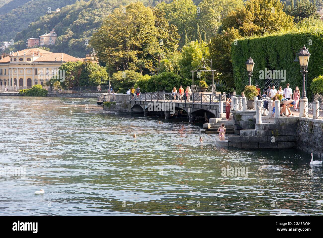 Como, Italien - juli 29 2021 - Menschen, die an einem Sommertag am Comer See durch Italien wandern Stockfoto