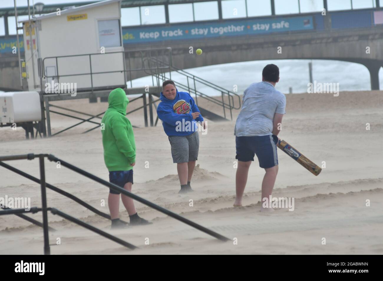 Boscombe, Bournemouth, Dorset, Großbritannien, 30. Juli 2021, UK Wetter: Starke Winde und heftige Regenfälle vom Sturm Evert trafen die Südküste. Das leistungsstarke Wettersystem ist für die Jahreszeit außergewöhnlich und fällt nur eine Woche in die Sommerferien der Schule, wenn viele Menschen aufgrund von Reisebeschränkungen, die durch die Covid-Pandemie verursacht wurden, ihren Urlaub in Großbritannien verbringen. Kredit: Paul Biggins/Alamy Live Nachrichten Stockfoto