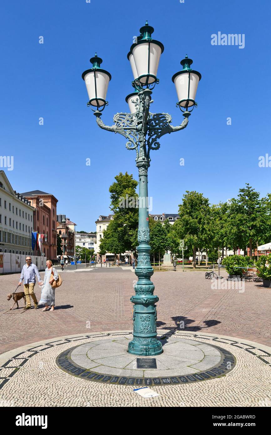 Wiesbaden, Deutschland - Juli 2021: Historischer Laternenpfosten von 1905 am Schlossplatz Stockfoto