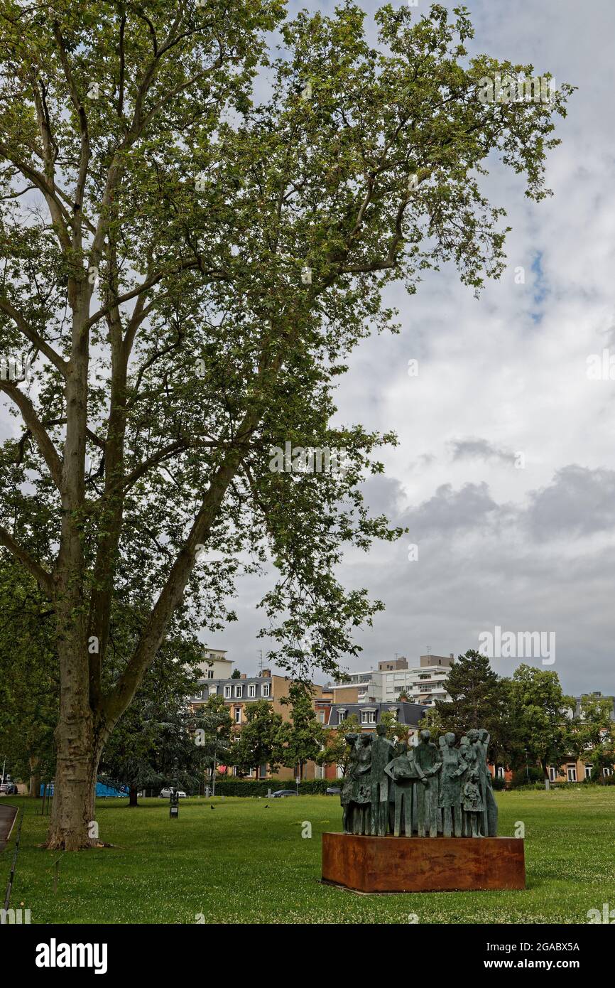 STRASSBURG, FRANKREICH, 24. Juni 2021 : auf dem Platz des Europarates zeigt die Arbeit des spanischen Bildhauers Mariano Gonzalez Beltran einen bronzenen Kreis aus Wom Stockfoto