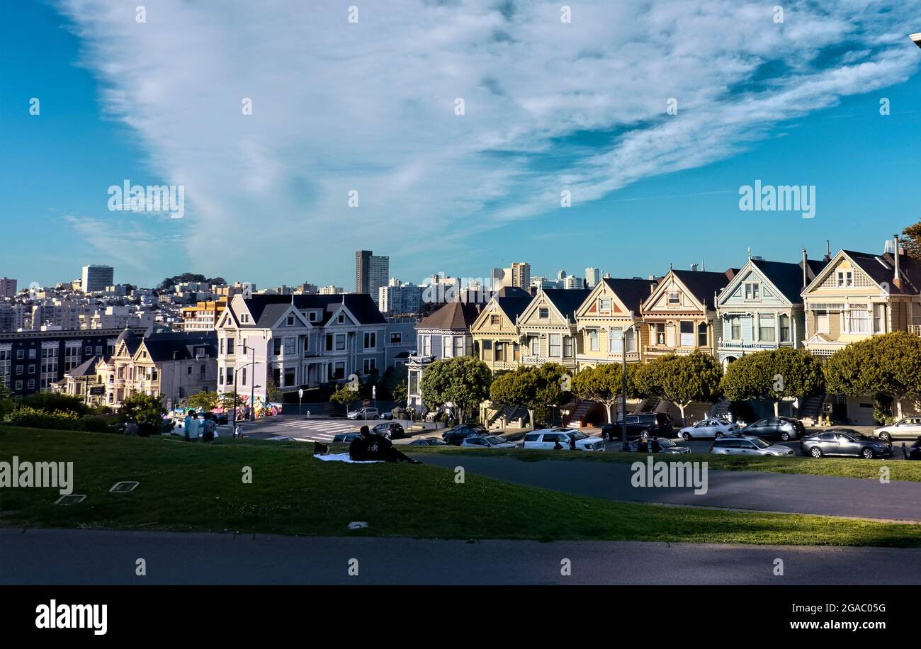 Die berühmten „Painted Ladies“ viktorianischen Postkartenhäuser, San Francisco, Kalifornien, USA Stockfoto