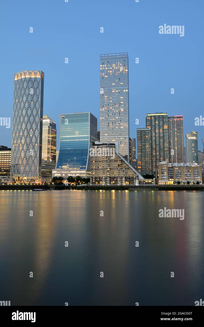 Blick am Abend auf das Anwesen Canary Wharf, die Docklands, die Themse, East London, Großbritannien Stockfoto