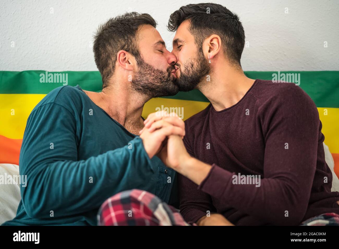Glücklich Gay Paar mit romantischen Momenten küssen im Bett - homosexuelle Liebesbeziehung und Gleichstellung der Geschlechter Konzept Stockfoto