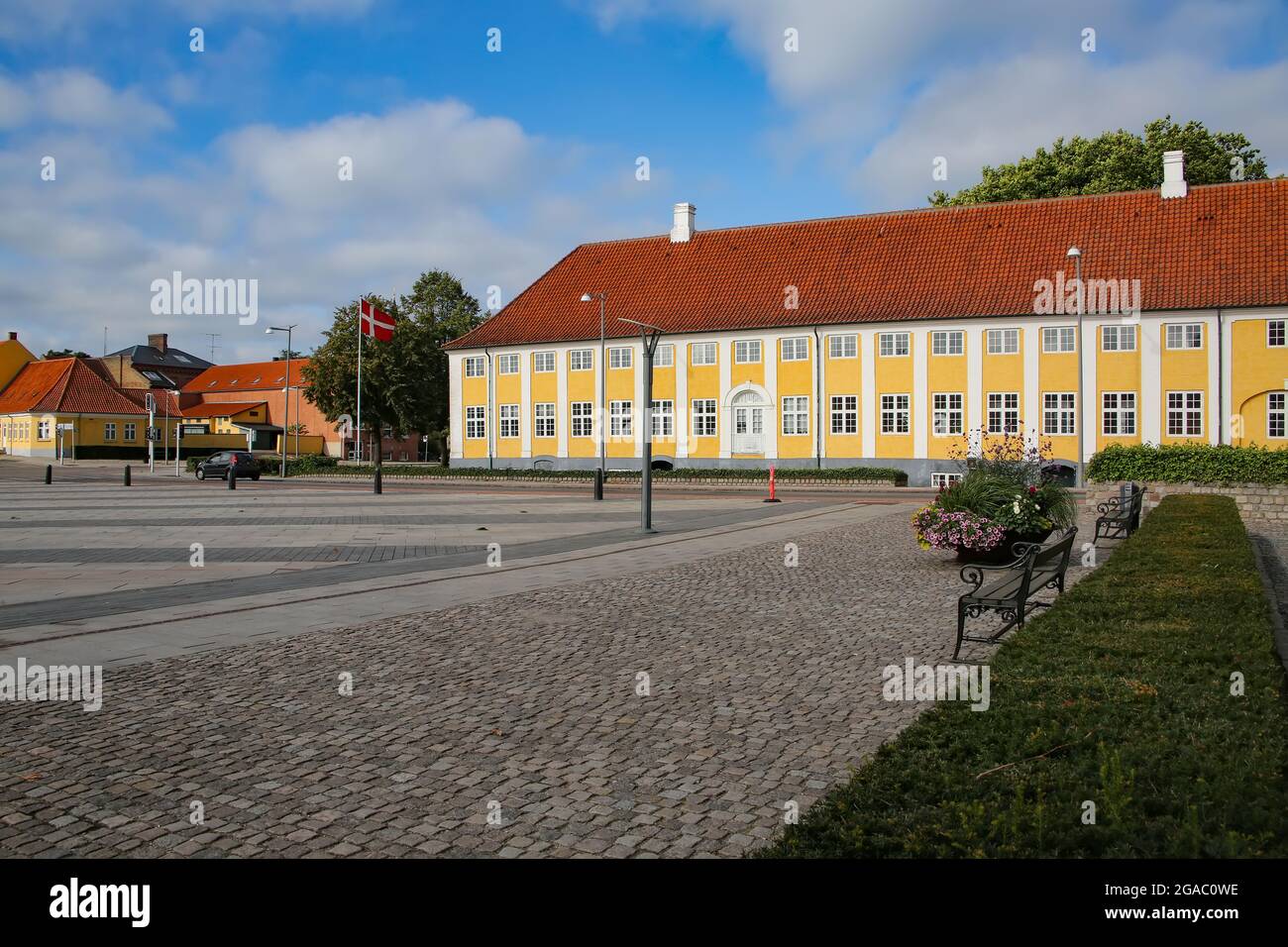 Das Kloster Kaalund (Kaalund Kloster oder Kalundborg Slots Ladegård) befindet sich im Bezirk Kalundborg, Dänemark. Historisches gelb-weißes Gebäude. Stockfoto