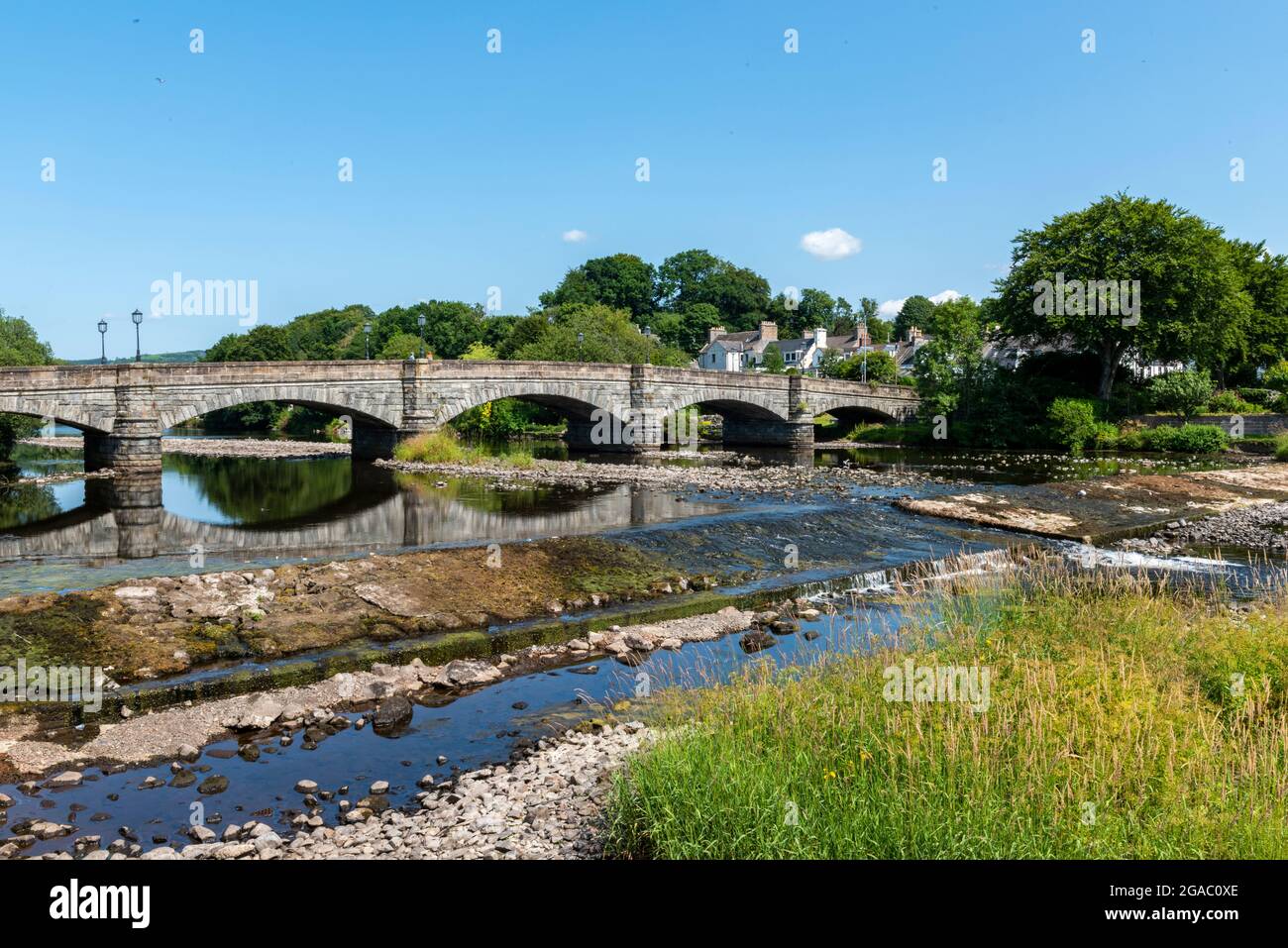 Historische Bogensteinbrücke über den Fluss Cree in Newton Stewart, Wigtownshire, Dumfries und Galloway, Schottland, Großbritannien. Stockfoto