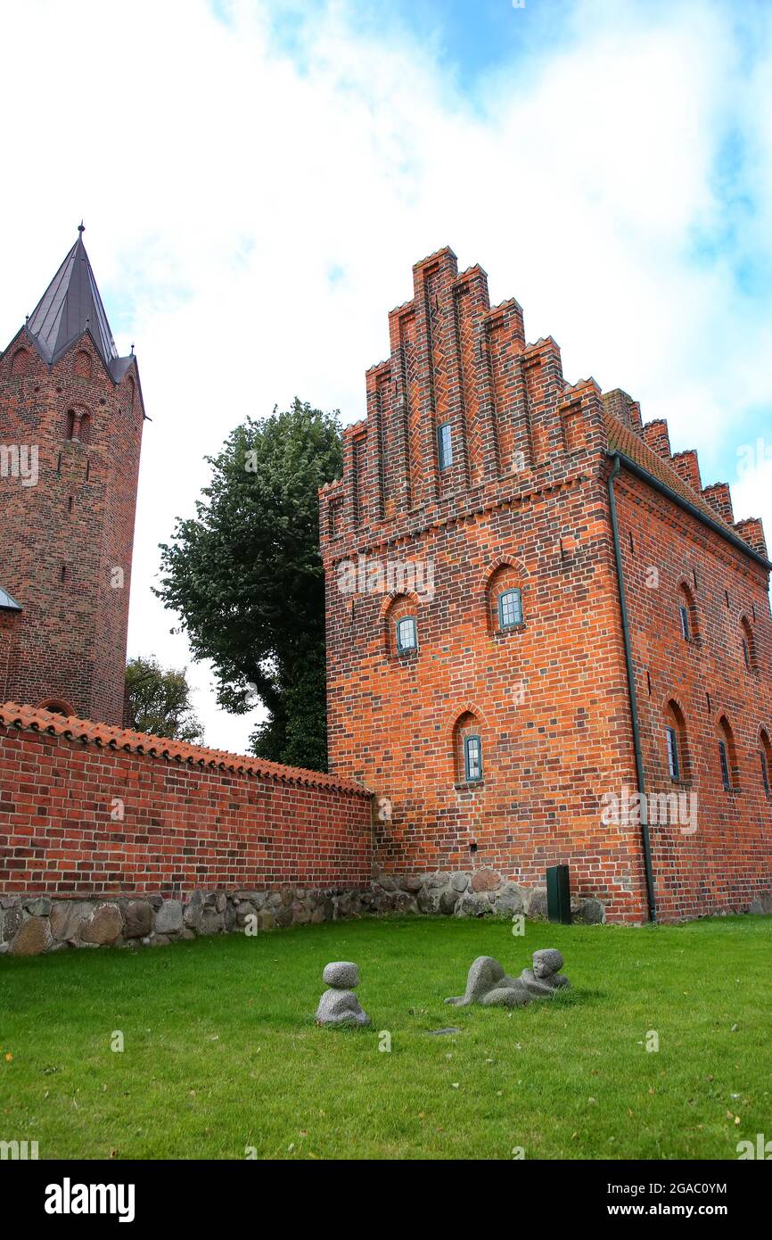 Teil der Marienkirche in Kalundborg, Dänemark. Es hat fünf Türme und ist ein Wahrzeichen der Stadt. Rotes historisches Backsteingebäude. Stockfoto Teil der Marienkirche in Kalundborg, Dänemark. Es hat fünf Türme und ist ein Wahrzeichen der Stadt. Rotes historisches Backsteingebäude. Stockfoto