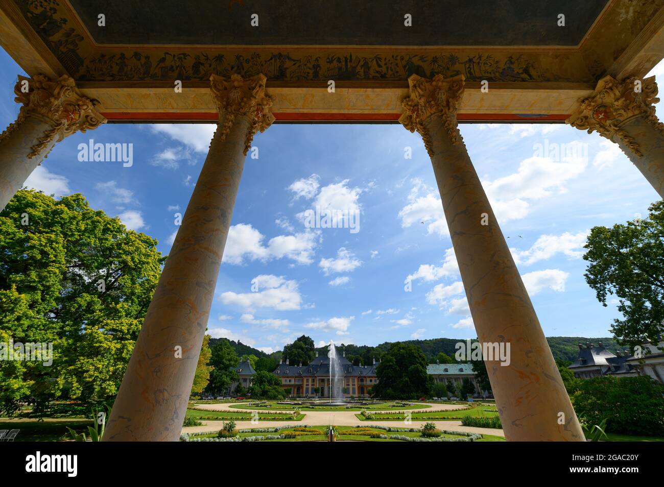 Dresden, Deutschland. Juli 2021. Sonniger Blick vom Wasserschloss auf das Bergschloss im Lustgarten von Schloss Pillnitz, der ehemaligen Sommerresidenz sächsischer Kurfürsten und Könige. Quelle: Robert Michael/dpa-Zentralbild/ZB/dpa/Alamy Live News Stockfoto