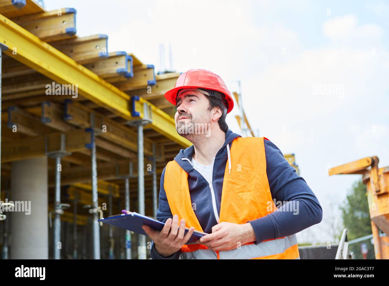 Architekt oder Bauvermesser mit Checkliste bei der Inspektion einer Baustelle vor dem Rohbau Stockfoto