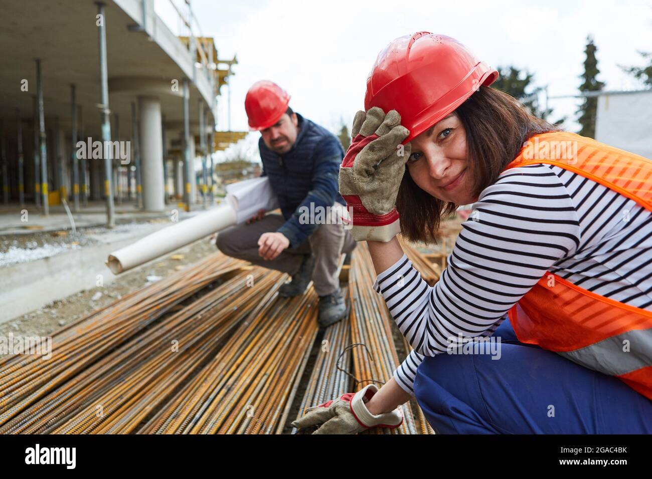 Handwerker Frau und Architektin überprüfen Stahlkonstruktion auf der Baustelle des Gebäudes ein Haus Stockfoto