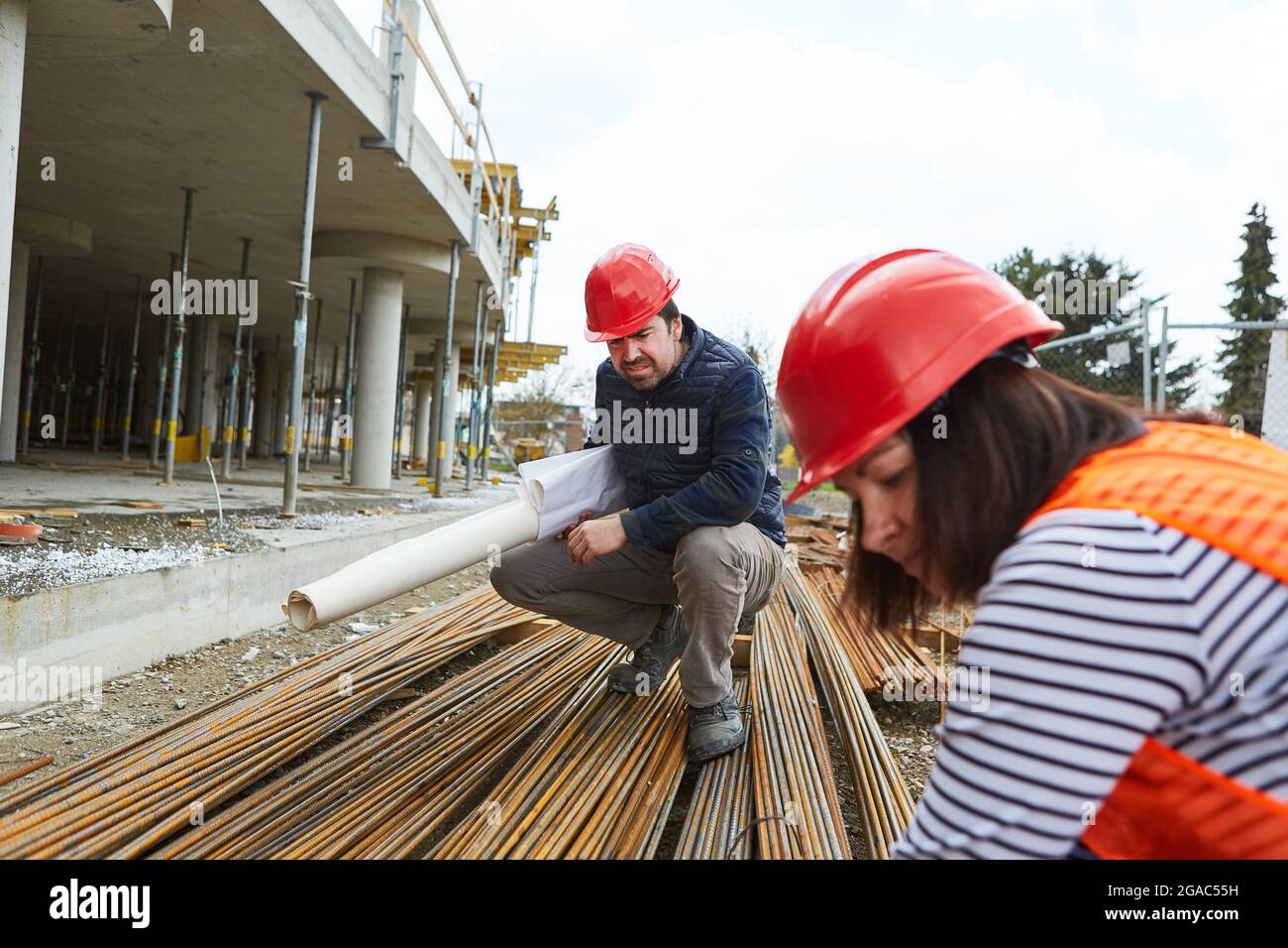 Architektin und Handwerkerin Frau prüfen die Stahllieferung auf der Baustelle im Rohbau Stockfoto