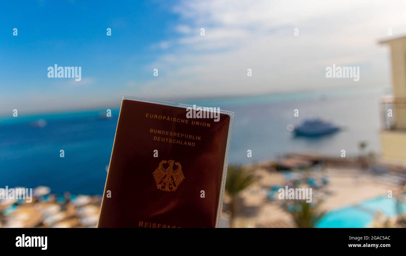 Ein Pass der Bundesrepublik Deutschland gegen eine Verschwommener Hintergrund für Feiertage Stockfoto