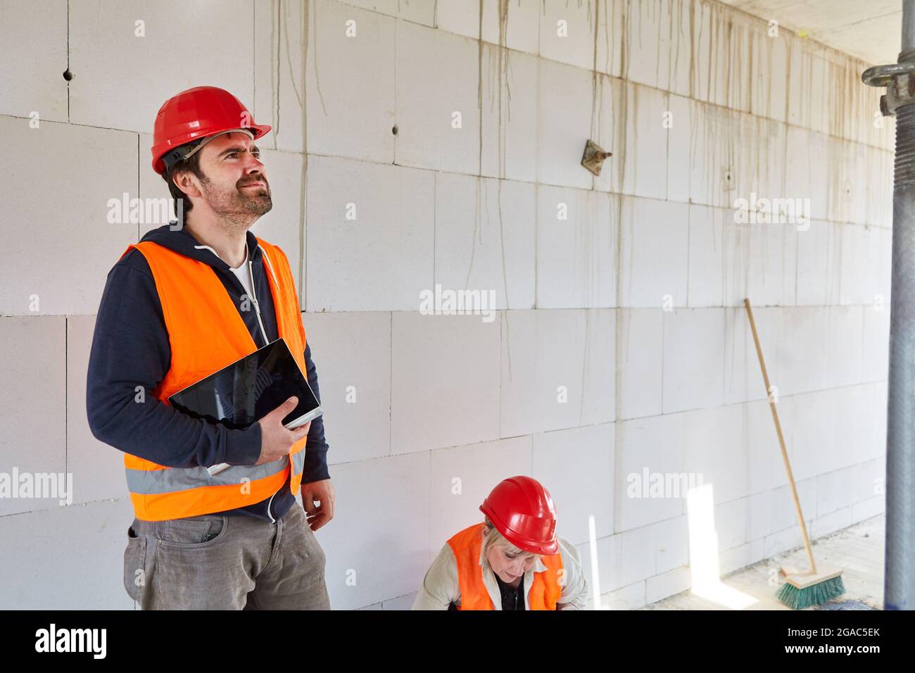 Ein Architekt oder Gutachter findet bei einer Inspektion auf der Baustelle im Rohbau Konstruktionsfehler Stockfoto