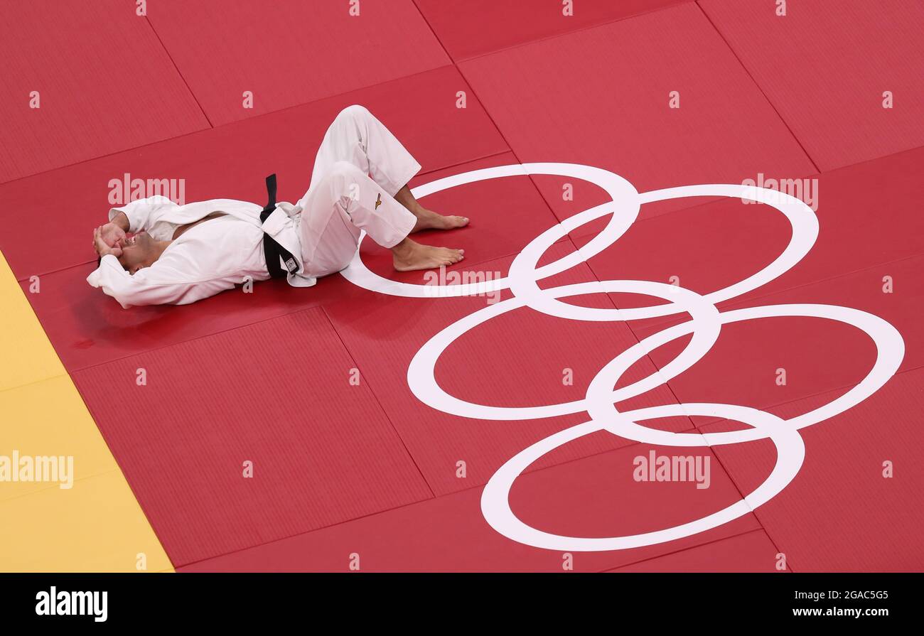 Tokio, Japan. Juli 2021. Judo: Olympia, Vorbereitungen in der Kampfkunsthalle Nippon Budokan. Ein Judoka liegt nach einer Niederlage auf einer Matte mit den olympischen Ringen. Quelle: Friso Gentsch/dpa/Alamy Live News Stockfoto