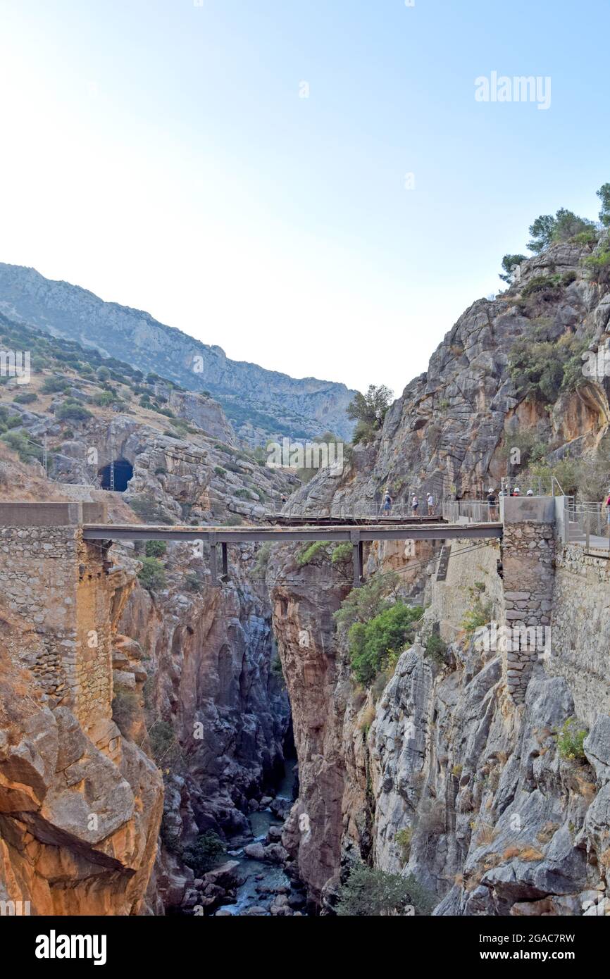 Sehr schmale Brücke zwischen zwei Bergen des Caminito del Rey in Desfiladero de los Gaitanes de Sierra de Ardales, Malaga, Andalusien, Spanien Stockfoto