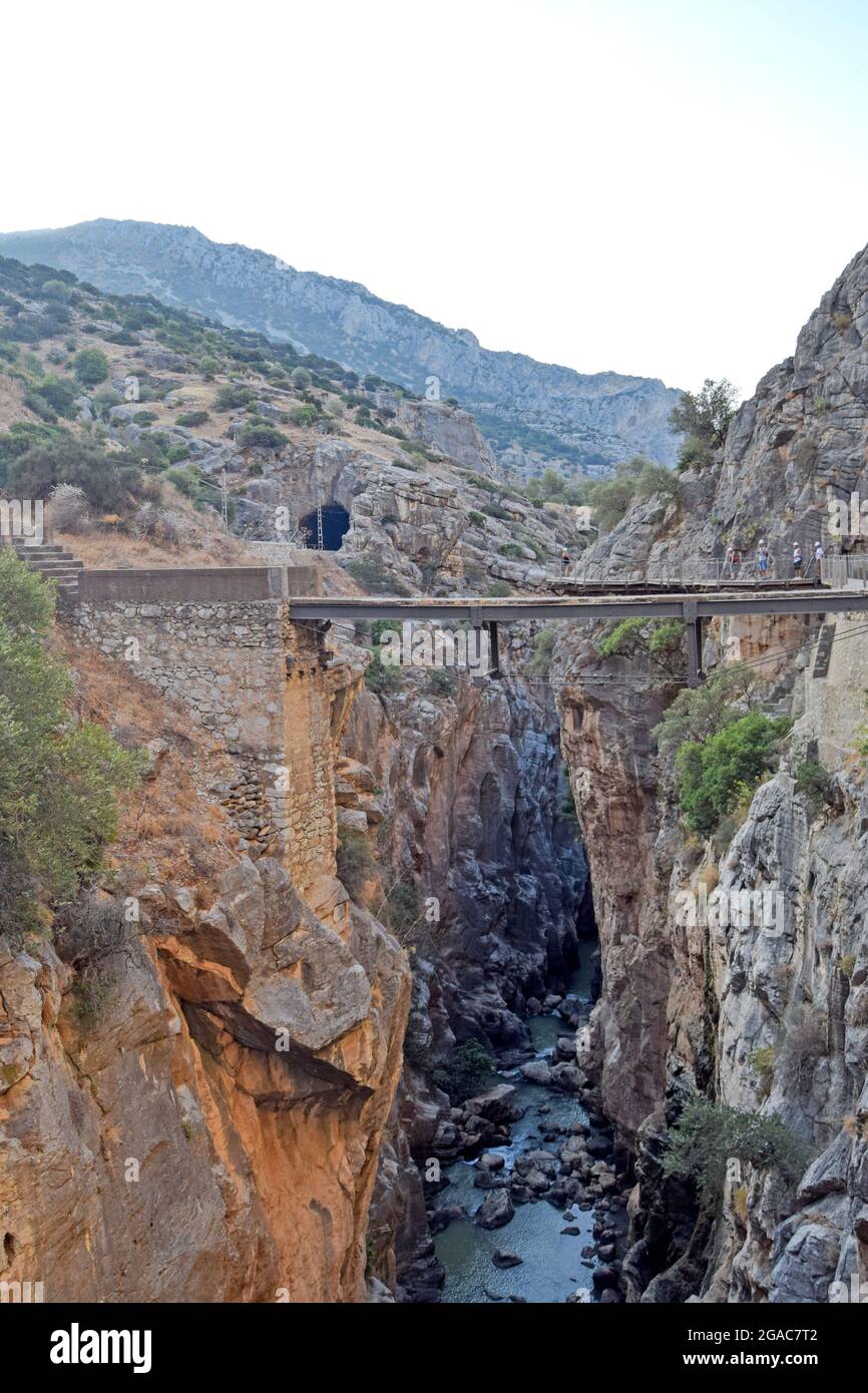 Sehr schmale Brücke zwischen zwei steilen Bergen des Caminito del Rey in Desfiladero de los Gaitanes de Sierra de Ardales, Malaga, Andalusien, Spanien Stockfoto
