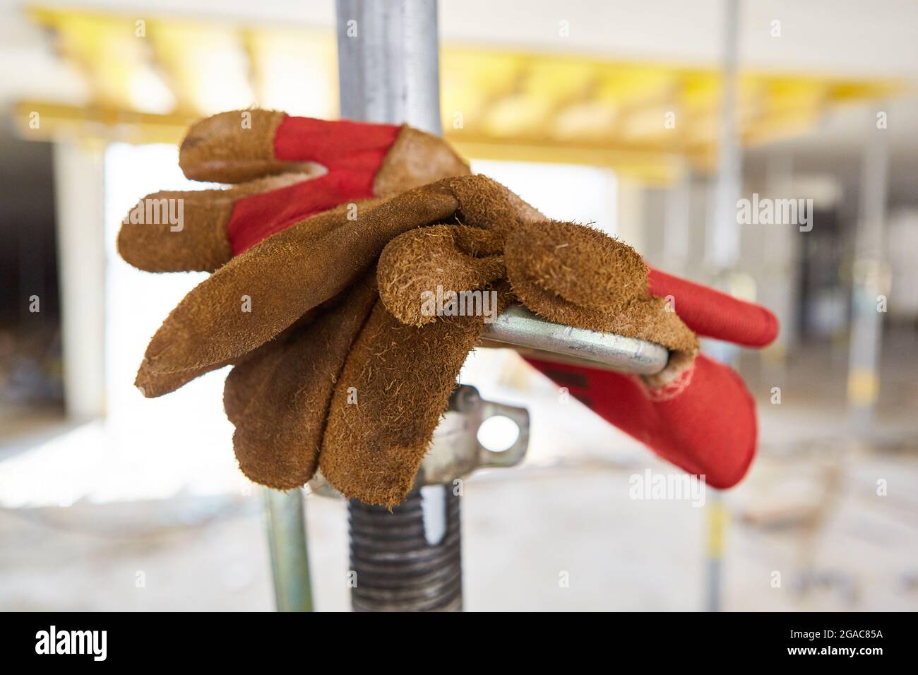 Arbeitshandschuhe auf einer Baustelle als Symbol für Arbeitskleidung und Arbeitssicherheit Stockfoto