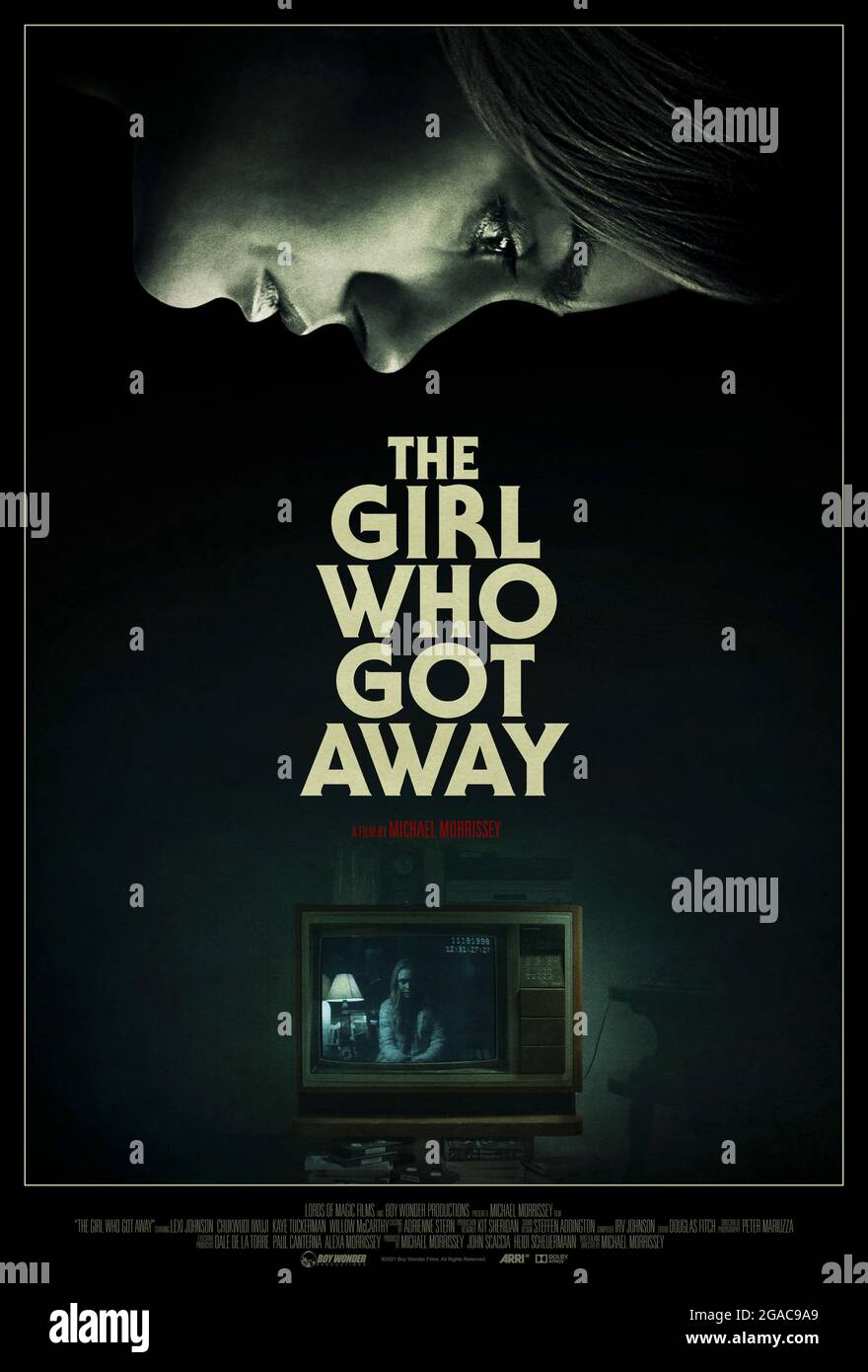 The Girl Who Got Away (2021) unter der Regie von Michael Morrissey mit Kaye Tuckerman, Anni Krueger und Audrey Grace Marshal. Eine weibliche Serienmörder entkommt aus dem Gefängnis, um dem Opfer, das weggekommen ist, zu entkommen. Stockfoto