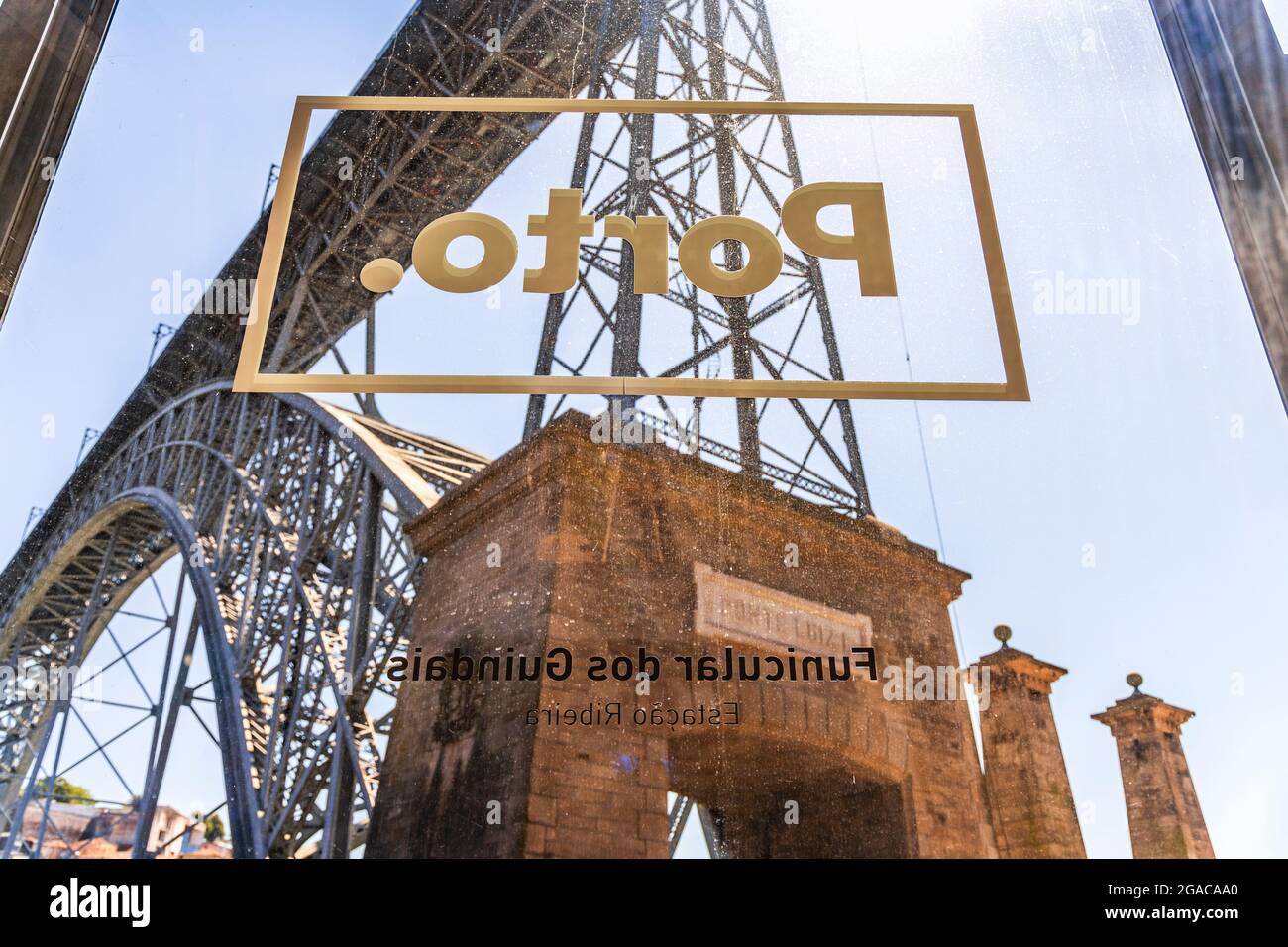 Porto, Portugal - 7. Mai 2021: Talstation der Standseilbahn dos Guindais mit Blick auf die Brücke Stockfoto