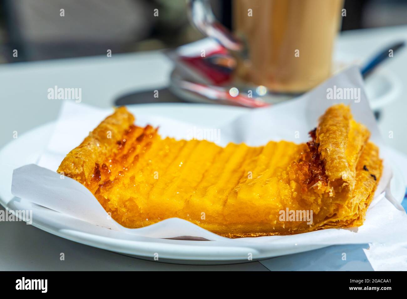 Süßes, leckeres Gebäck aus Porto mit Kaffee im Hintergrund, Portugal Stockfoto