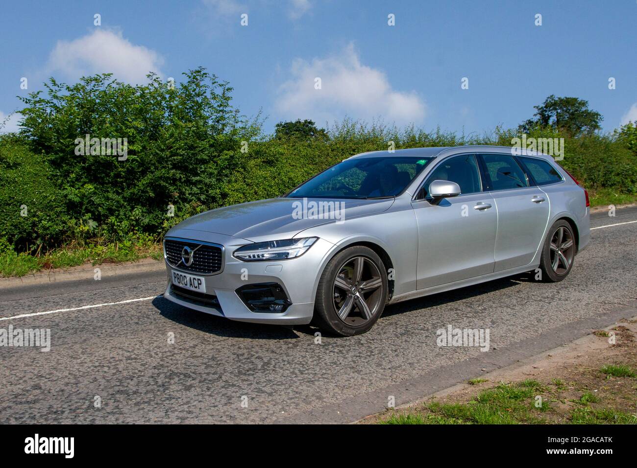 2019 silberner Volvo V90 R-Design D4 Auto, 1963cc Diesel Estate auf dem Weg zur Capesthorne Hall Classic Car Show im Juli, Ceshire, Großbritannien Stockfoto