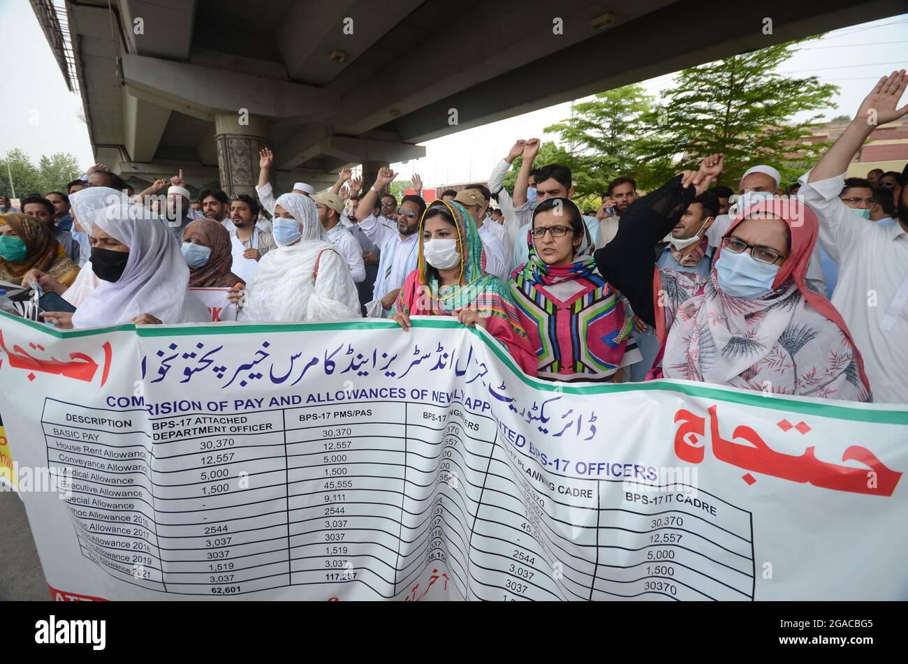 Peshawar, Pakistan. Juli 2021. Regierungsmitarbeiter protestieren vor der KP-Versammlung für bessere Forderungen in Peshawar. (Foto: Hussain Ali/Pacific Press/Sipa USA) Quelle: SIPA USA/Alamy Live News Stockfoto