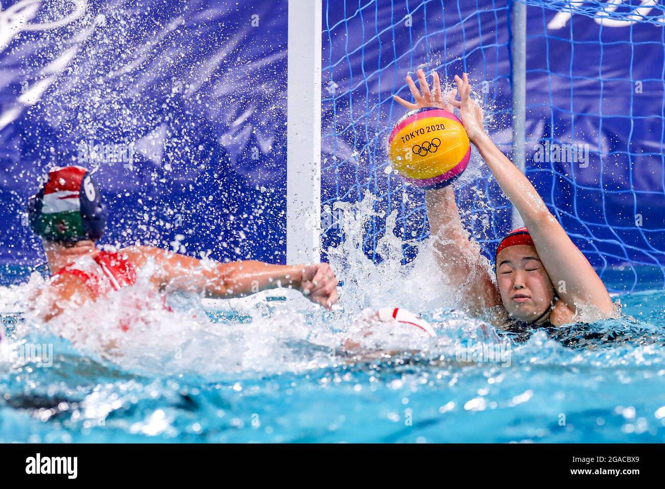 Tokio, Japan. Juli 2021. TOKIO, JAPAN - 30. JULI: Rebecca Parkes aus Ungarn, Minami Shioya aus Japan während des Olympischen Wasserball-Turniers 2020 in Tokio, Japan, am 30. Juli 2021 im Tatsumi Waterpolo Center (Foto: Marcel ter Bals/Orange Picics) Credit: Orange Pics BV/Alamy Live News Stockfoto