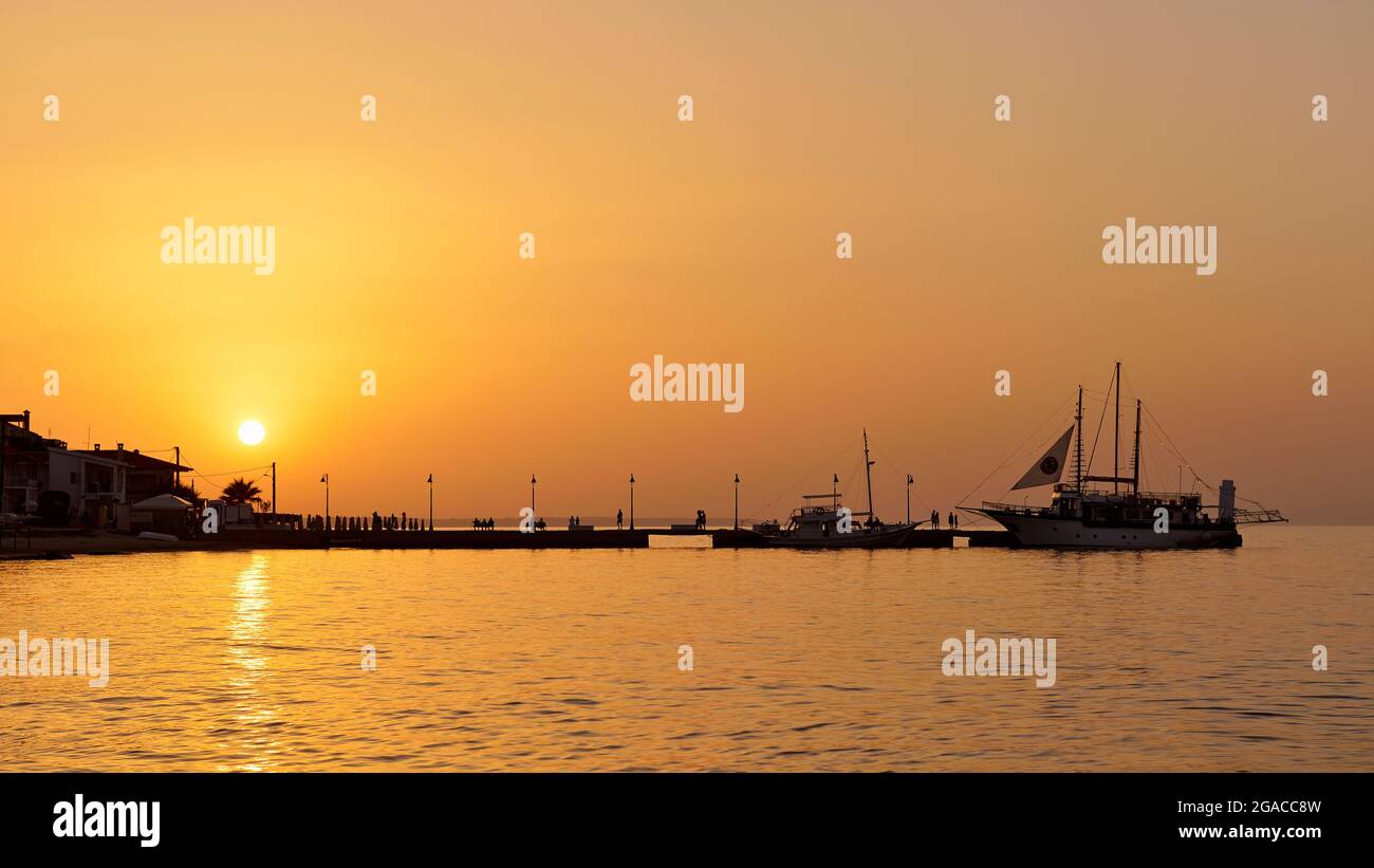 Pefkohori Pier bei Sonnenuntergang, Pefkohori, Kassandra, Chalkidiki, Chalkidiki, Griechenland Stockfoto