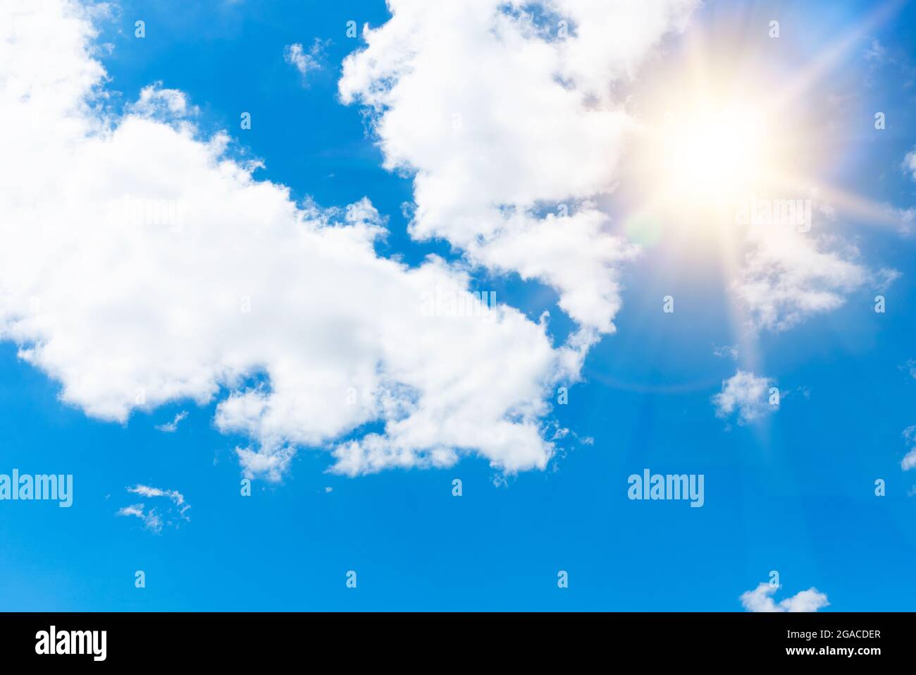 Die Sonne gegen den Himmel. Hochtemperaturkonzept, Sommerhitze Stockfoto
