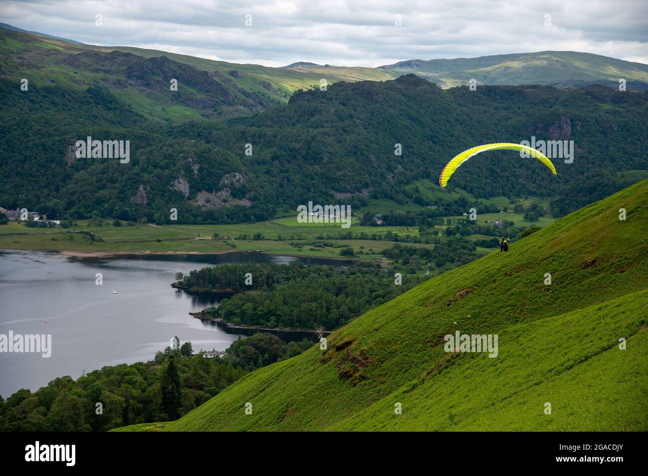 Ein einteiliger Gleitschirm über Derwent Water im Lake District, Großbritannien Stockfoto