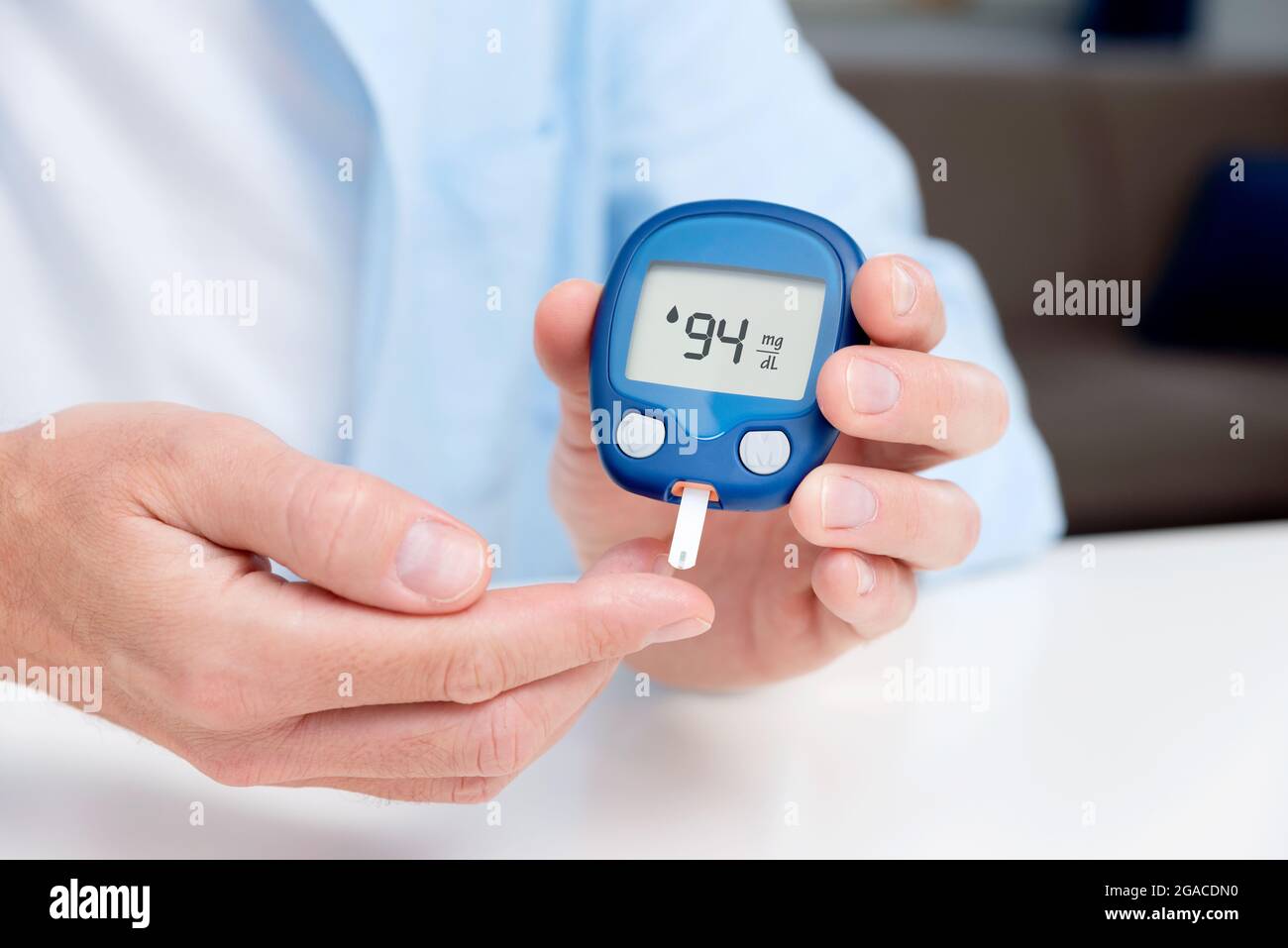 Der Mensch misst seinen Blutzucker. Glucometer, Blutprobe Test, Diabetes-Konzept. Stockfoto