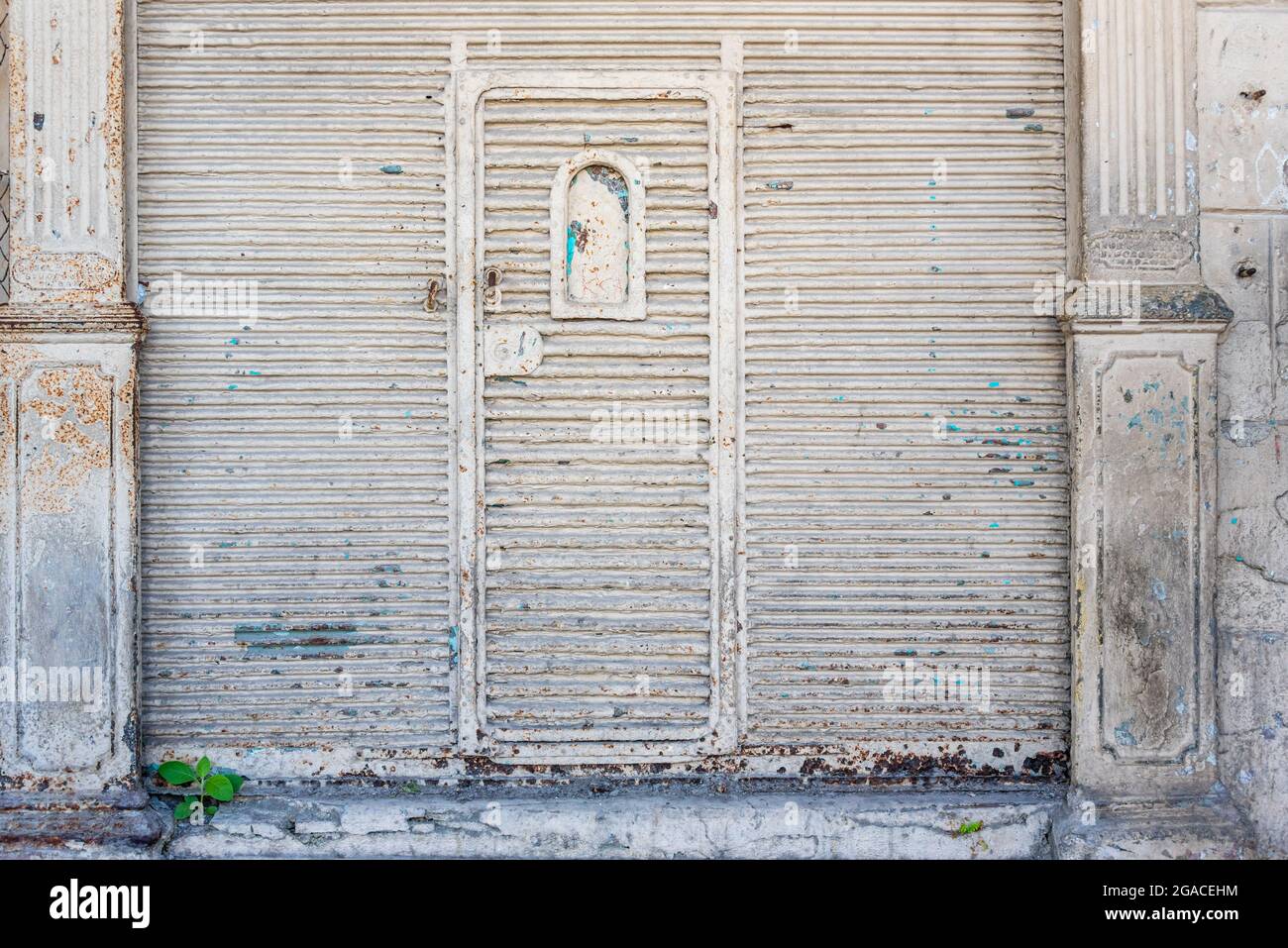 Antike Eingangstür aus Metall, Holguin City Travel, Kuba, 2016 Stockfoto