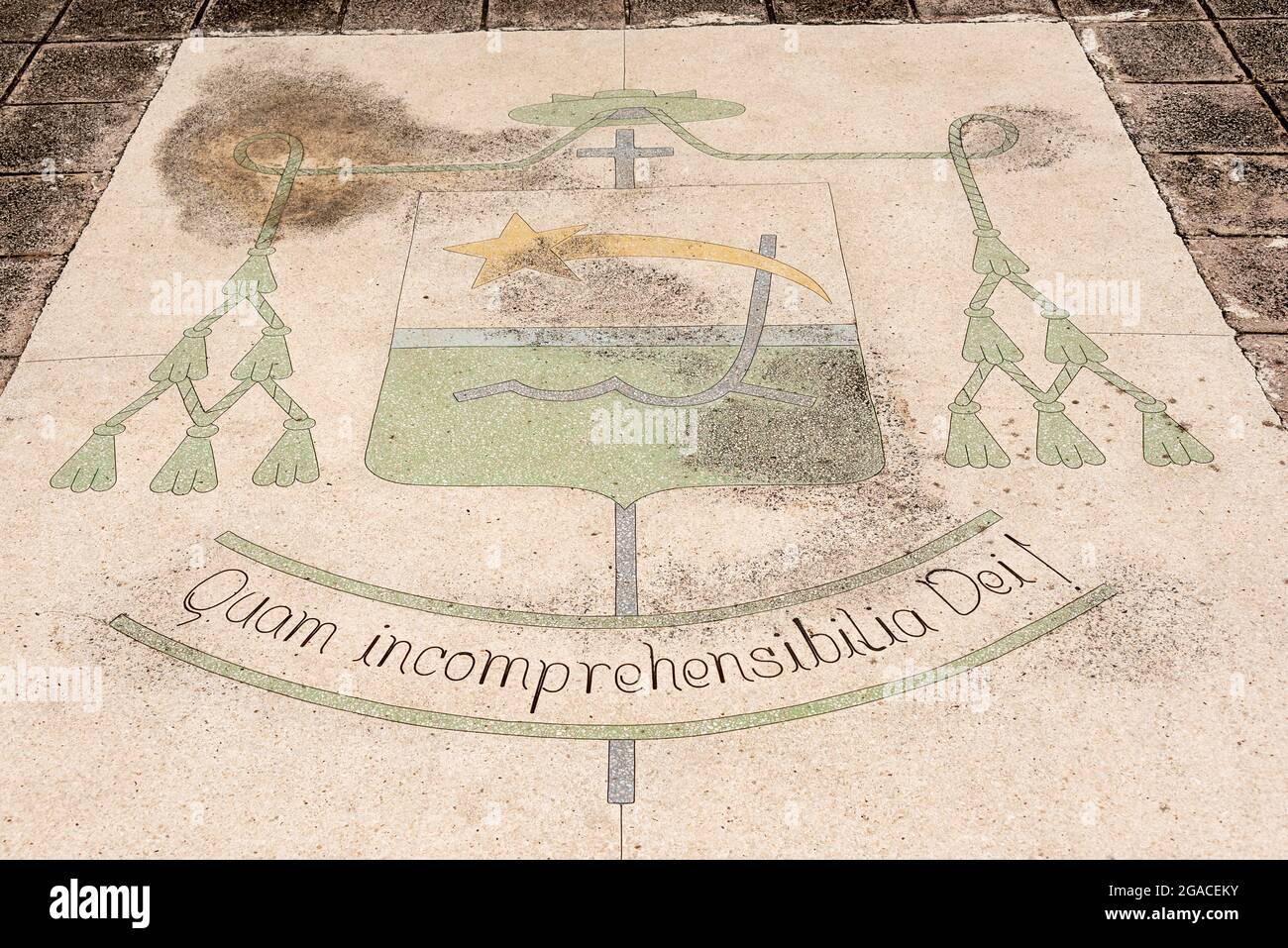 Altes Bodenschild in lateinischer Sprache in Holguin, Kuba, 2016 Stockfoto