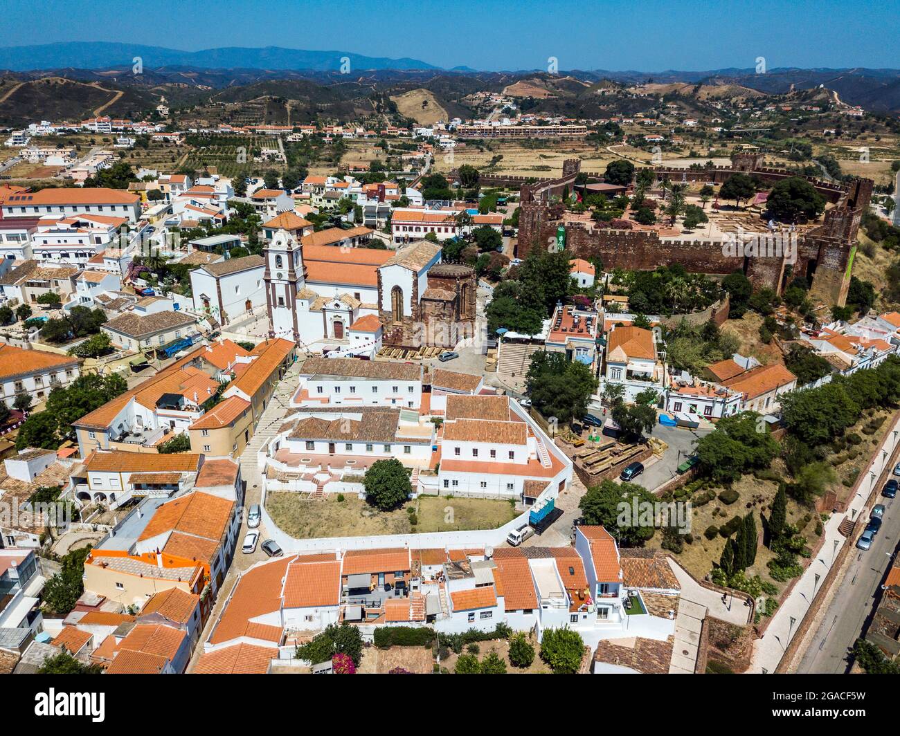 Luftaufnahme Von Silves Mit Maurischer Burg Und Historischer Kathedrale luftaufnahme-von-silves-mit-maurischer-burg-und-historischer-kathedrale