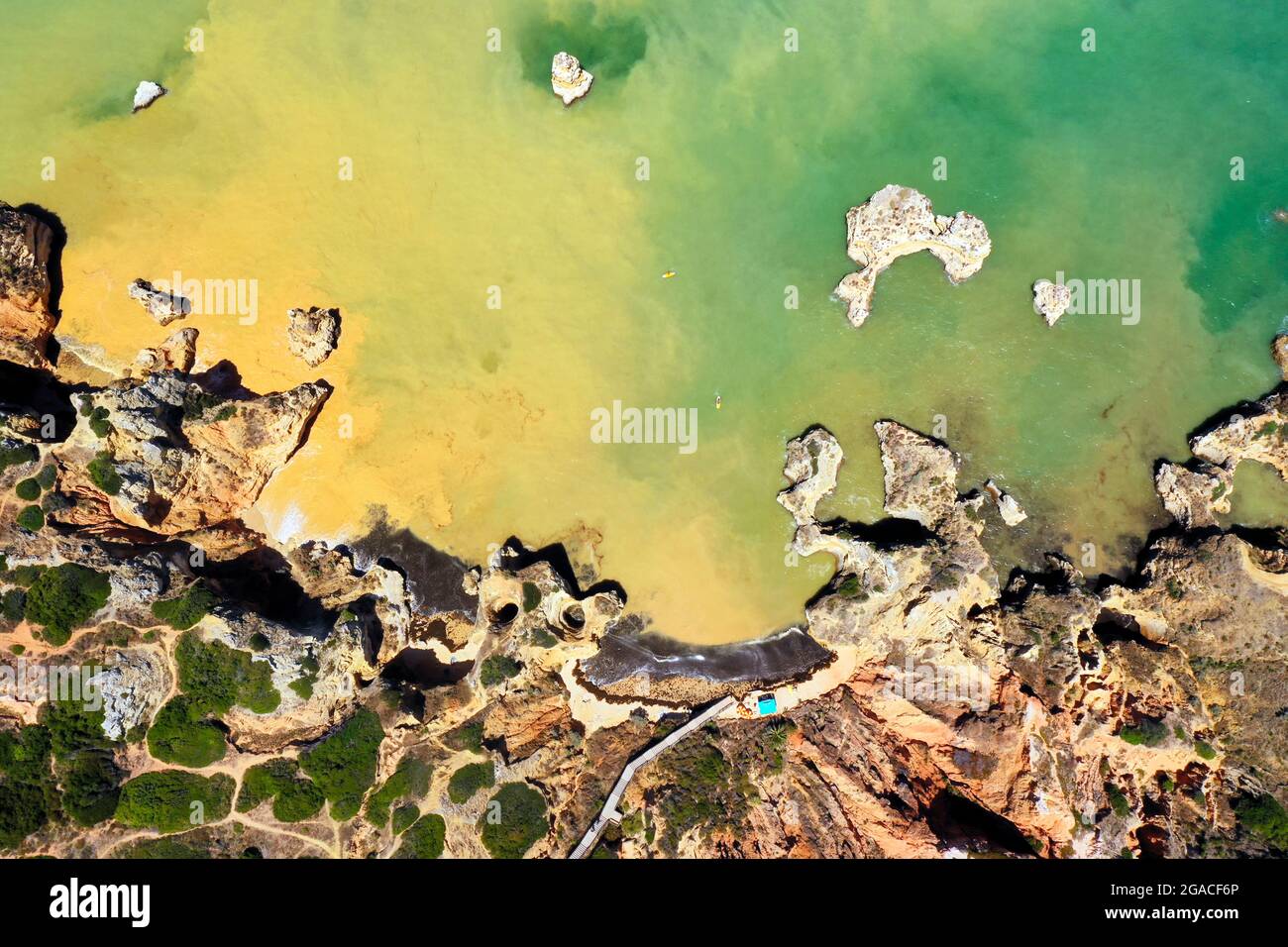 Luftaufnahme von Camilo Beach, Ponta da Piedade, Lagos, Algarve, Portugal Stockfoto