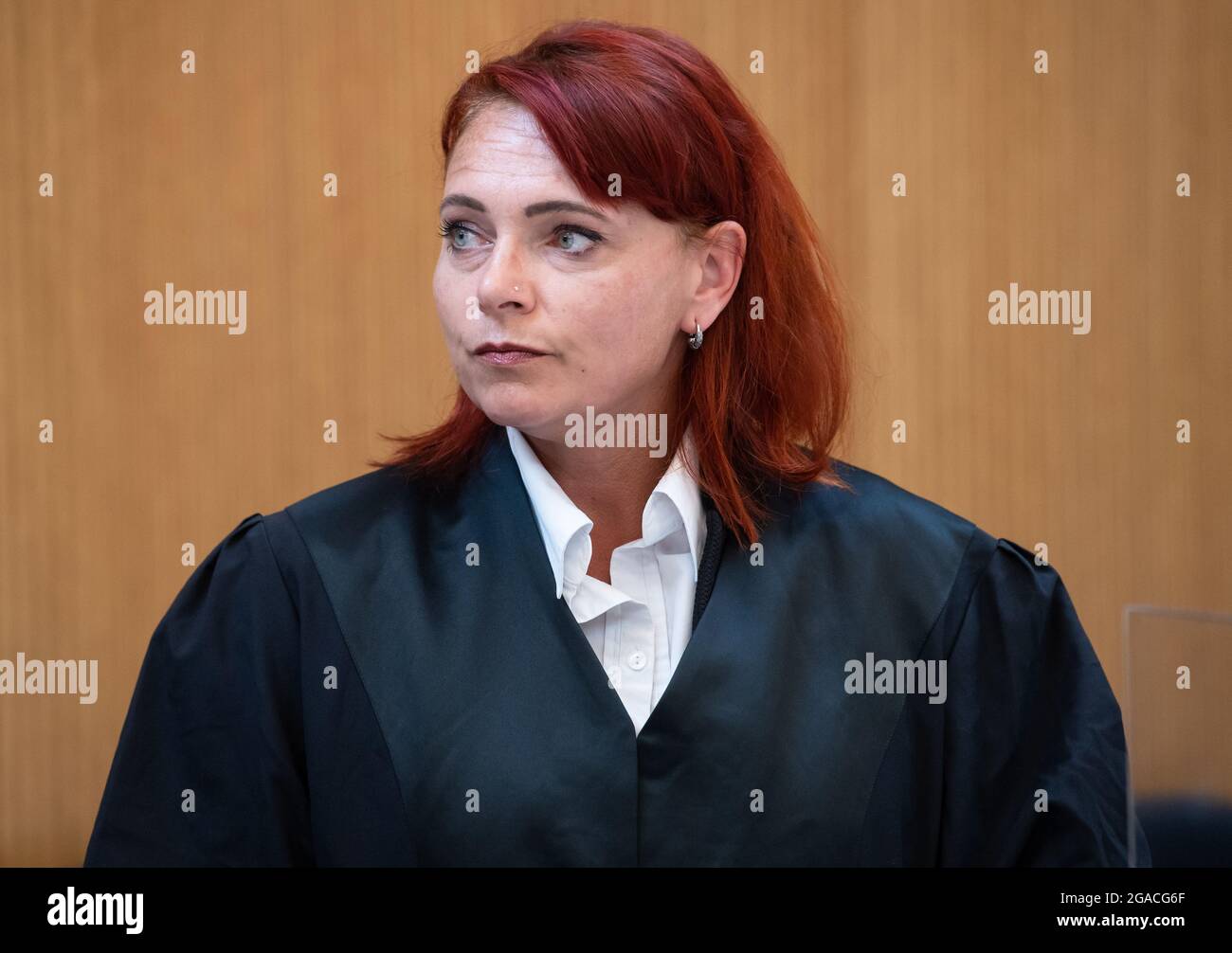 München, Deutschland. Juli 2021. Die Rechtsanwältin Nicole Schneiders steht  im Gerichtssaal. Gemeinsam mit einer Kollegin verteidigte sie den  Angeklagten, der beschuldigt wurde, einen schweren Gewaltakt vorbereitet zu  haben, der den Staat gefährdet.