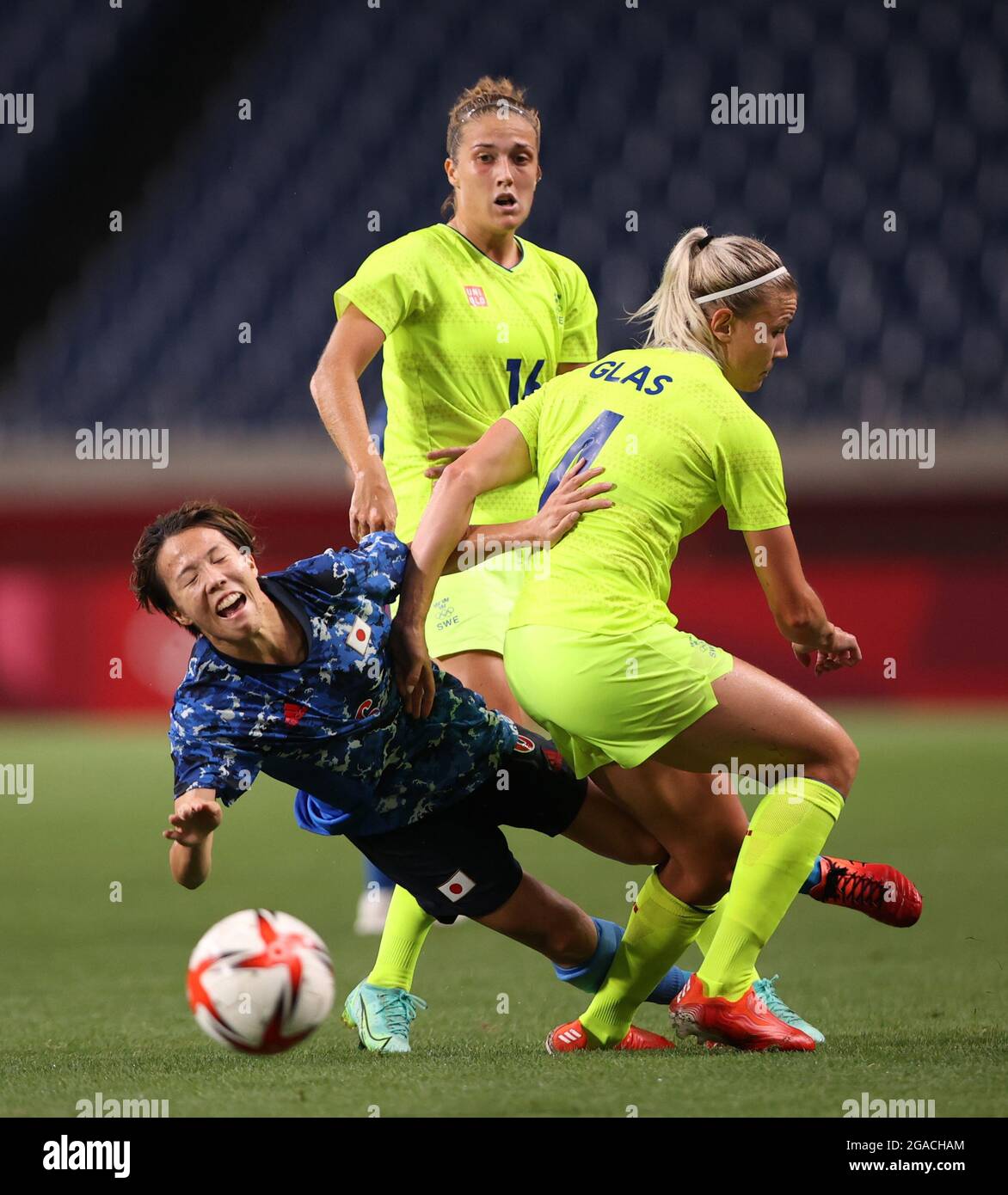 Olympische Spiele 2020 in Tokio - Fußball - Frauen - Viertelfinale -  Schweden - Japan - Saitama Stadium, Saitama, Japan - 30. Juli 2021. Hina  Sugita aus Japan im Einsatz mit Filippa