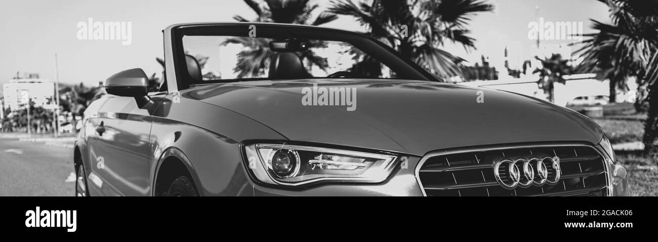 5. Juli 2019 Sotschi Russland. Monochromes audi Cabrio. Schwarz-weißes Banner. Stockfoto