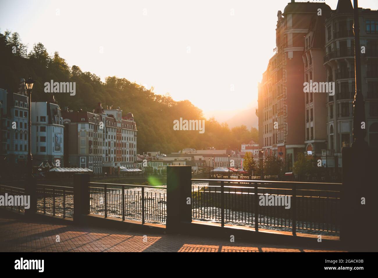 Farbenfroher Sonnenuntergang am Ufer des Kurortes Krasnaja Poljana Rosa Chutor Russland. Stockfoto