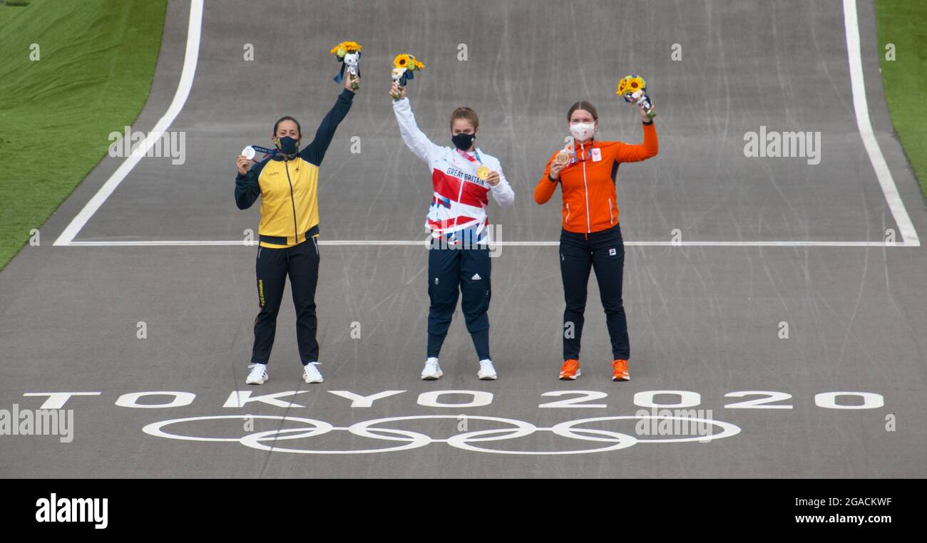 Tokio, Japan. Juli 2021. (L-R) die kolumbianische Silbermedaillengewinnerin Mariana Pajon, die britische Gordmedaillengewinnerin Bethany Shriever und die niederländische Bronzemedaillengewinnerin Merel Smulders posieren für Kameras während der Verleihung der Tokyo Olympics Women's BMX Racing Medal am Freitag, den 30. Juli 2021 im Ariake Urban Sports Park, Tokio, Japan. Foto von Keizo Mori/UPI Credit: UPI/Alamy Live News Stockfoto