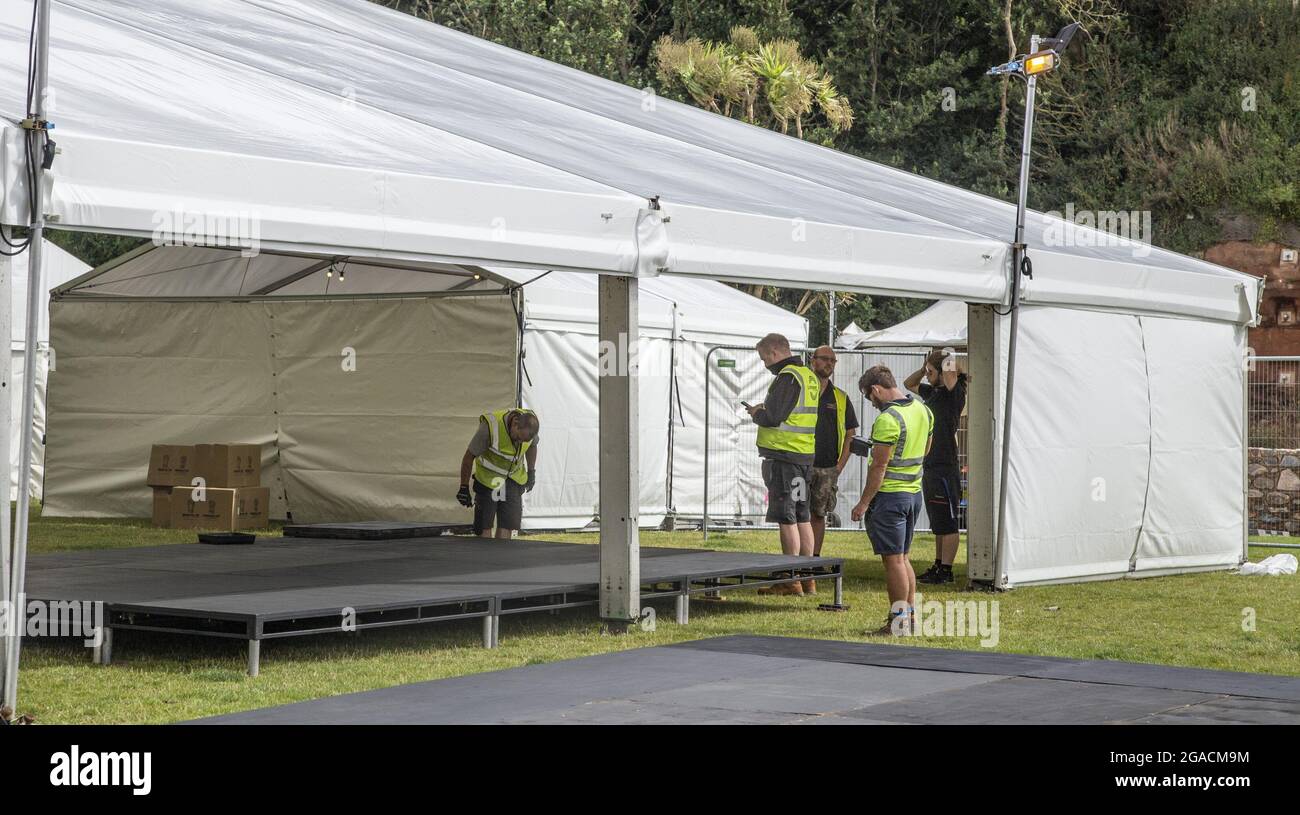 Sidmouth, 30. juli 21 Letzte Vorbereitungen für das Sidmouth Folk Festival, das morgen (Sa, 31. Juli) beginnt. Nach der Unsicherheit im Hinblick auf die Pandemiebeschränkungen ist die Festivalwoche 2021 ein viel kleineres Ereignis und konzentriert sich nur auf zwei kleine Orte im Stadtzentrum. Die seit 1955 laufende, international berühmte Feier der Volksmusik und des Tanzes wird voraussichtlich im nächsten Jahr in zahlreichen Veranstaltungsorten wieder voller Kraft stattfinden. Tony Charnock/Alamy Live News. Stockfoto