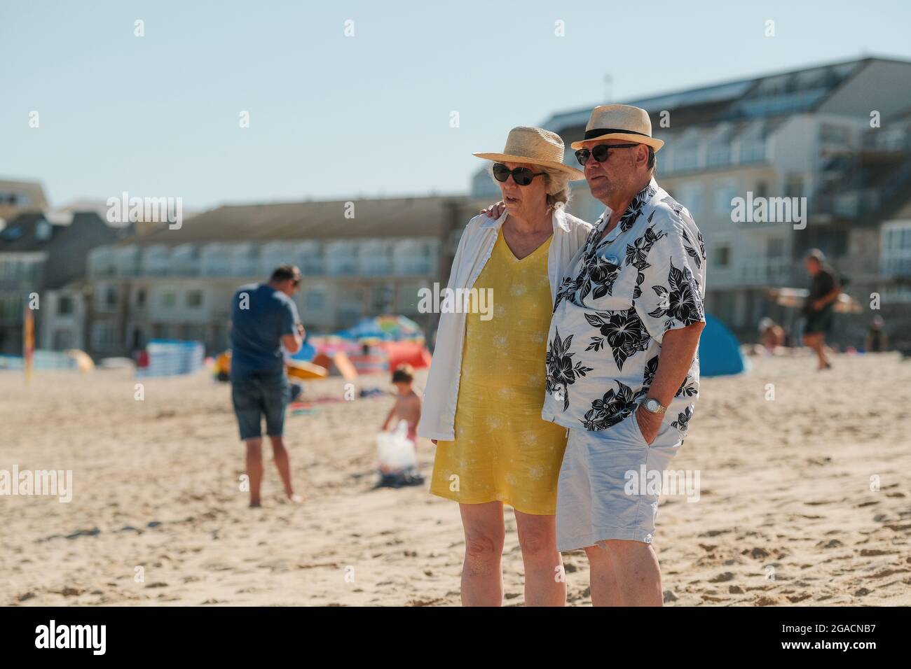 Reifes Paar im Alter von 60-70 Jahren stand zusammen am Porthmeor Beach, St Ives, Cornwall, Großbritannien. Stockfoto