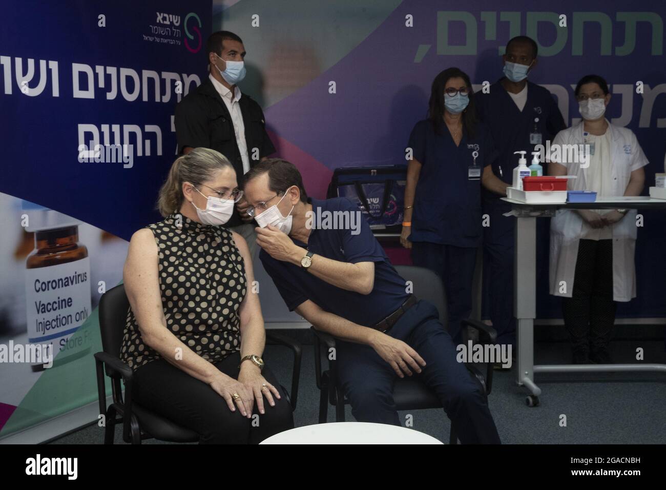 Ramat Gan, Israel. Juli 2021. Der israelische Präsident Isaac Herzog spricht mit seiner Frau Michal, der gegangen ist, bevor das Paar am Freitag, den 30. Juli 2021, eine dritte Injektion mit Coronavirus-Impfstoff im Sheba Medical Center in Ramat Gan, Israel, erhielt. Pool Foto von Maya Alleruzzo/UPI Kredit: UPI/Alamy Live News Stockfoto
