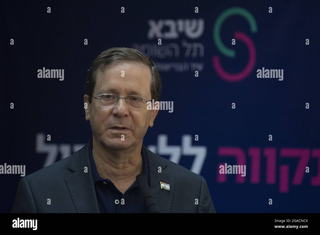 Ramat Gan, Israel. Juli 2021. Der israelische Präsident Isaac Herzog spricht mit Journalisten, bevor er am Freitag, den 30. Juli 2021, eine dritte Injektion eines Coronavirus-Impfstoffs im Sheba Medical Center in Ramat Gan, Israel, erhalten hat. Pool Foto von Maya Alleruzzo/UPI Kredit: UPI/Alamy Live News Stockfoto