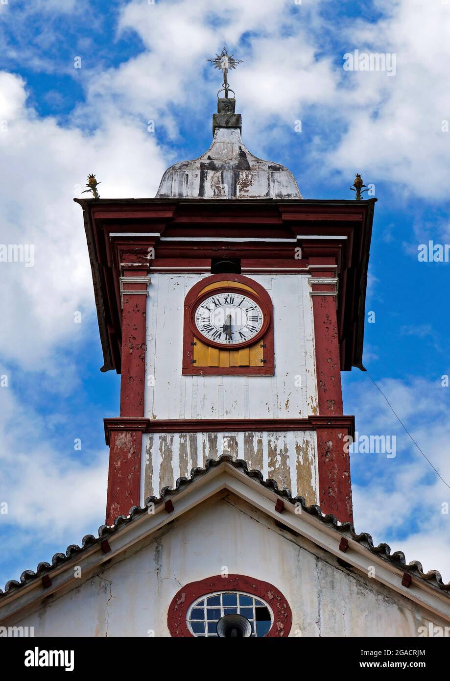 Turm der Barockkirche in Serro, Minas Gerais, Brasilien Stockfoto