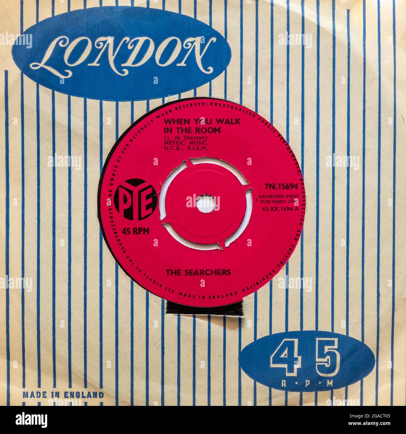 Wenn Sie im Raum bei The Searchers zu Fuß gehen, ein Stock-Foto der 7' Single Vinyl 45 U/min-Platte im Cover Stockfoto