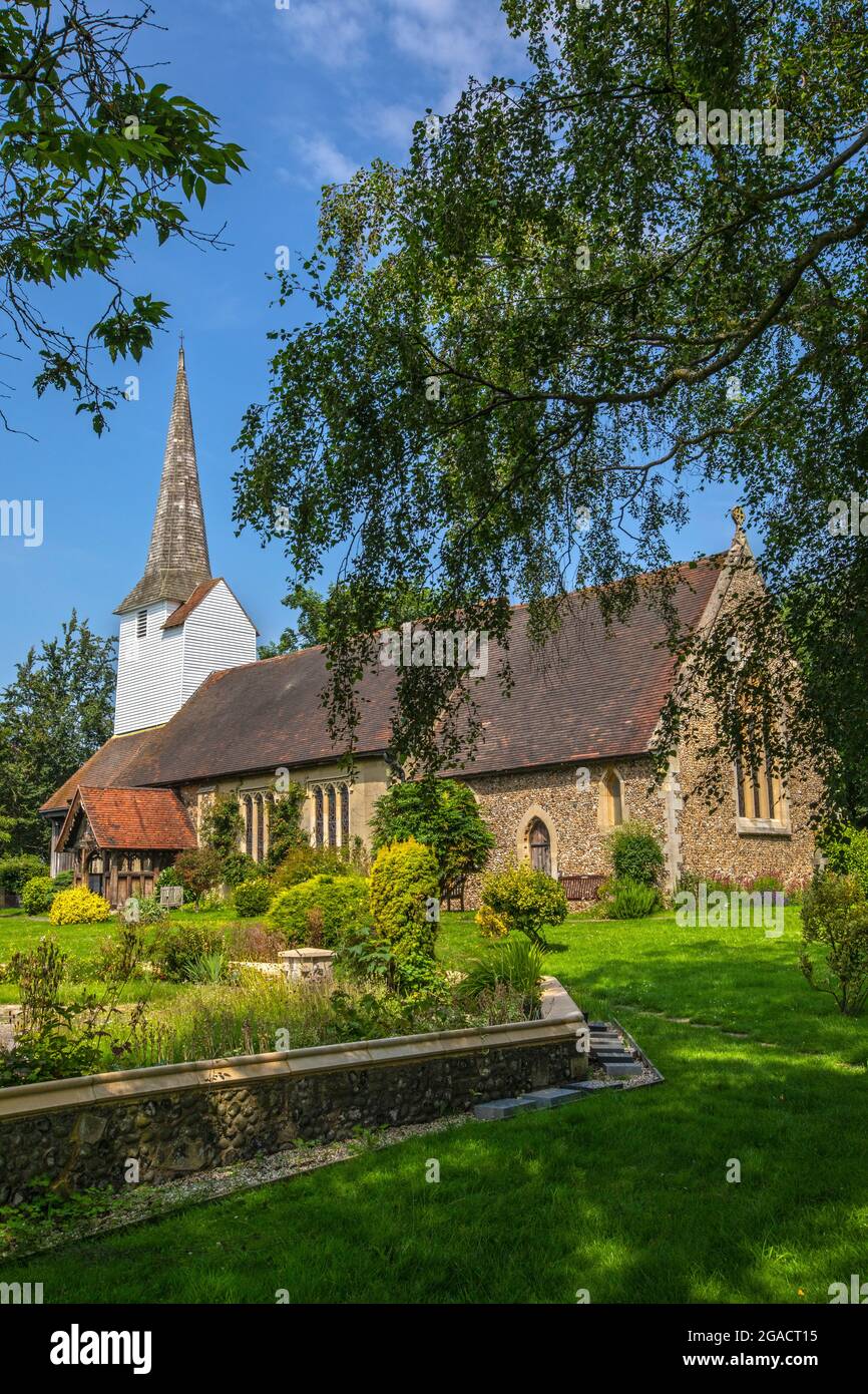 Ein Blick auf die wunderschöne Allerheiligen-Kirche im Dorf Stock in Essex, Großbritannien. Stockfoto