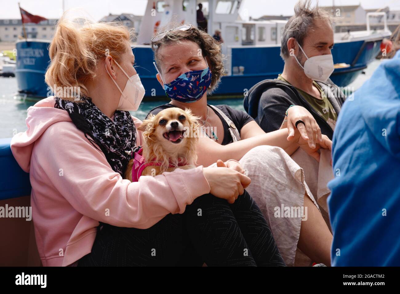 Personen auf einer Fähre nach St. Martin's, die von St. Mary's Island, Isles of Scilly, Cornwall, England, Großbritannien, Juli 2021 Stockfoto